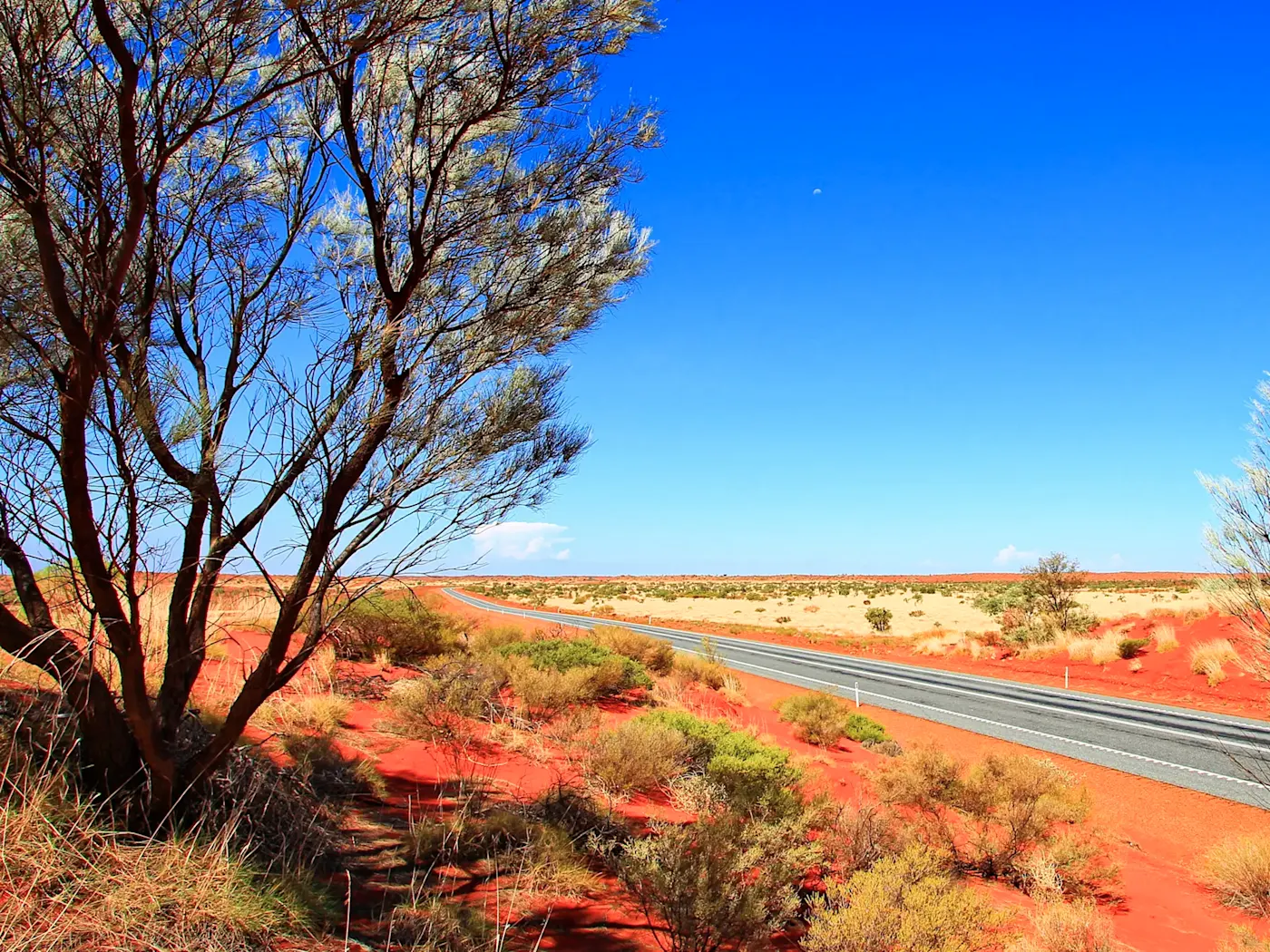 Australien, Northern Territory, Outback Rote Wüstenlandschaft mit Straße, Outback, Northern Territory, Australien.