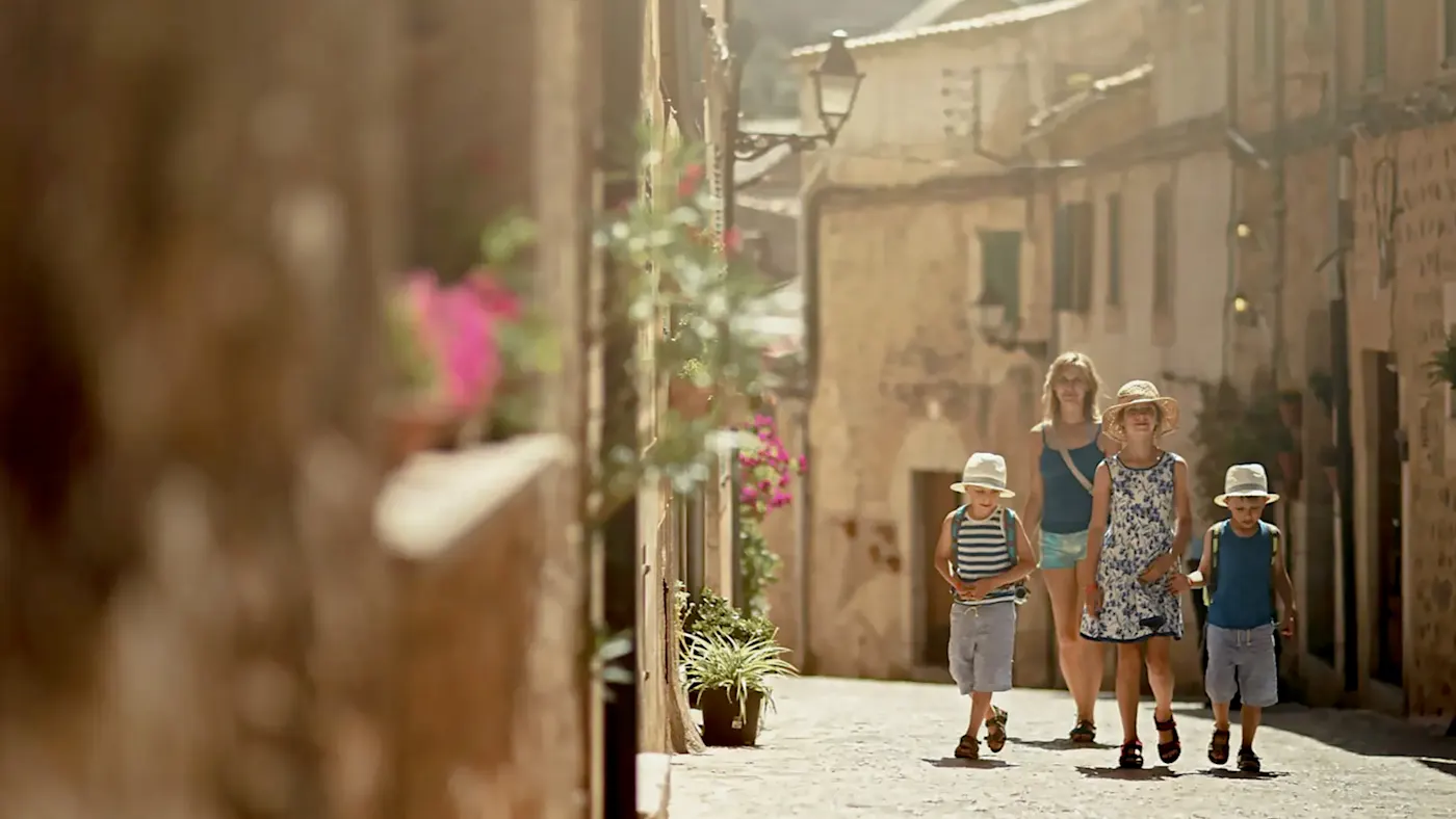 Familie besucht eine mediterrane Stadt. Spanien.