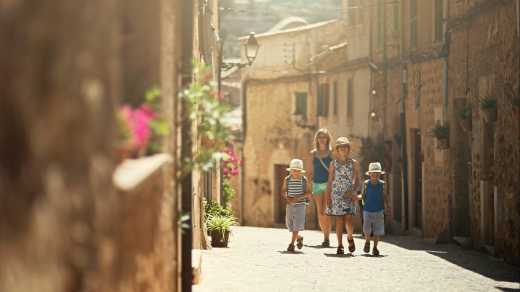 Familie besucht eine mediterrane Stadt