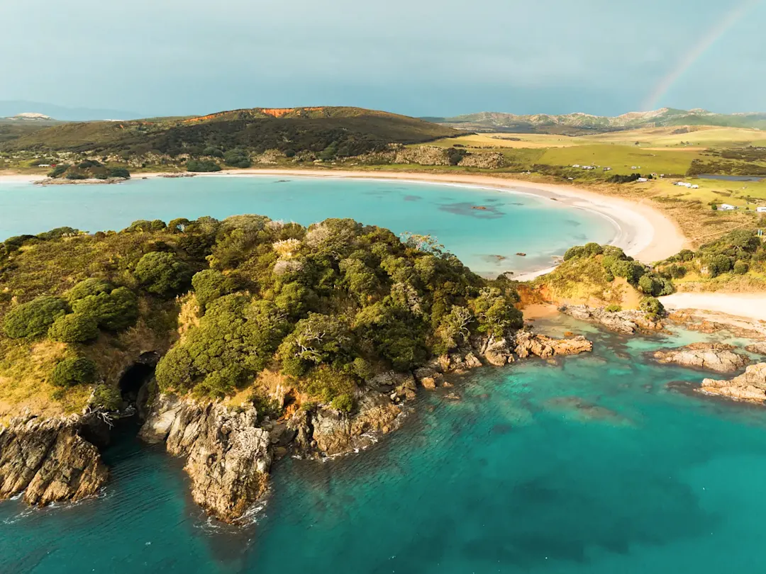 Bucht mit türkisfarbenem Wasser. Matauri Bay, Northland, Neuseeland.
