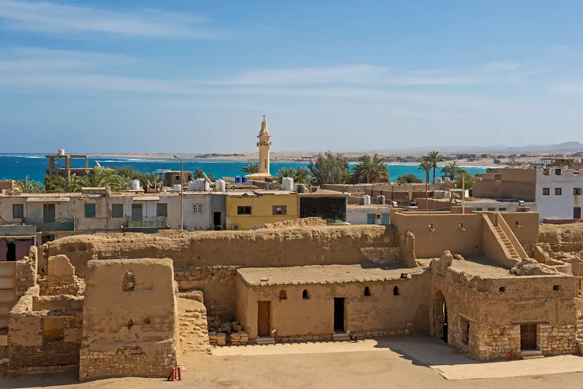 Alte osmanische Festung in der traditionellen alten ägyptischen Stadt El Quseir an der Küste des Roten Meeres mit Blick auf das Meer.

