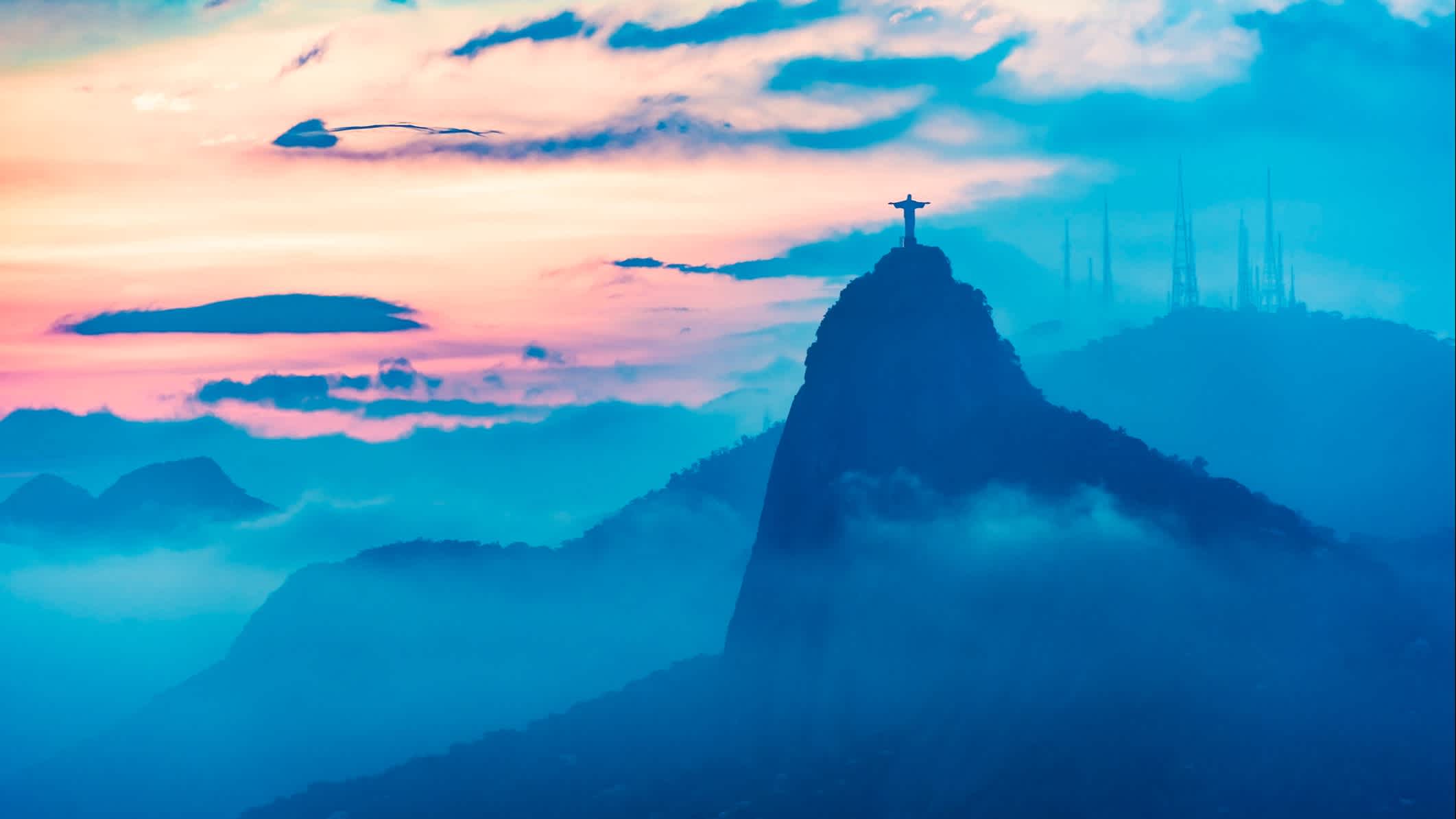 Si vous passez par Rio de Janeiro, montez au sommet de la célèbre statue du Christ Rédempteur pendant votre voyage au Brésil.