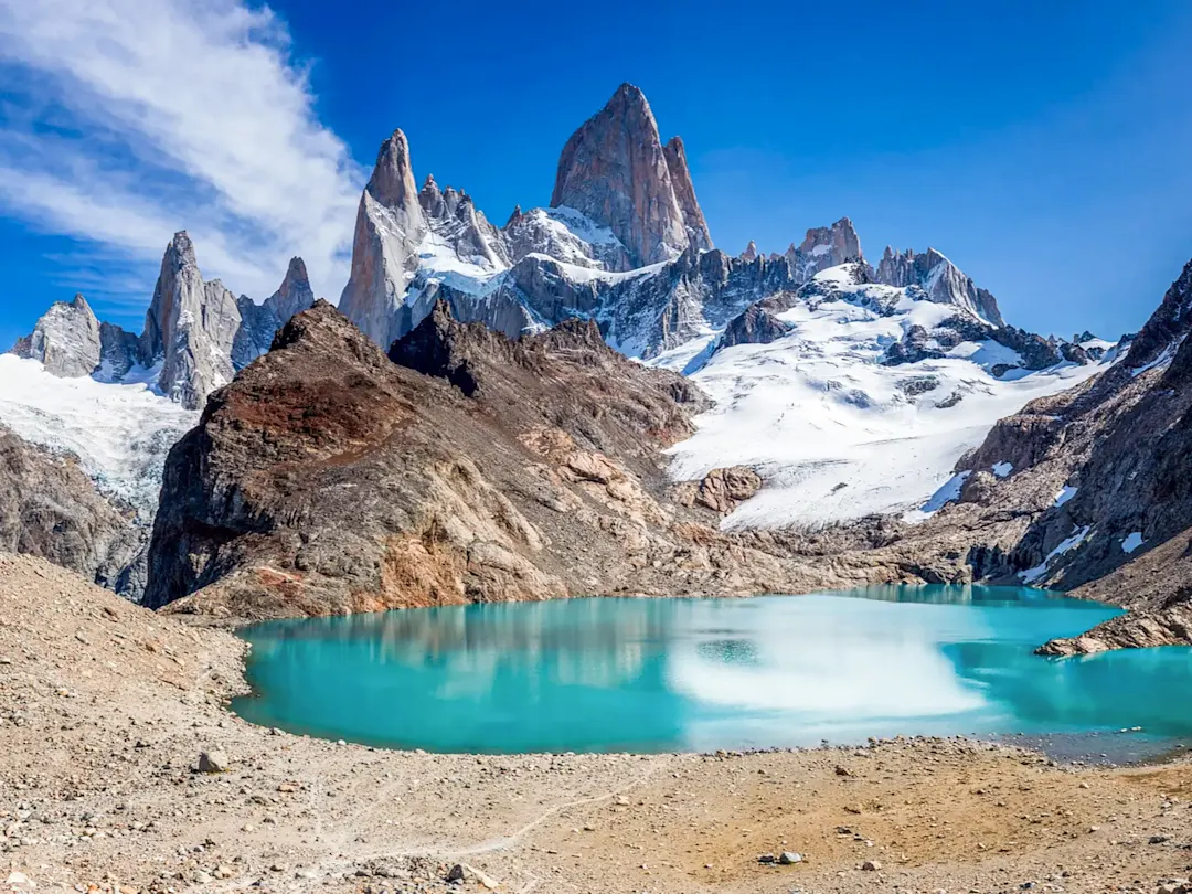 Türkisfarbener Bergsee mit schneebedeckten Gipfeln. El Chaltén, Santa Cruz, Argentinien.
