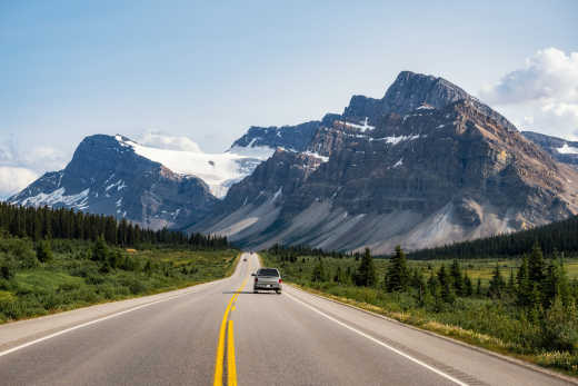Auto auf einer kanadischen Straße im Banff-Nationalpark, eines der vielen Roadtrip-Reiseziele, die Tourlane anbietet.