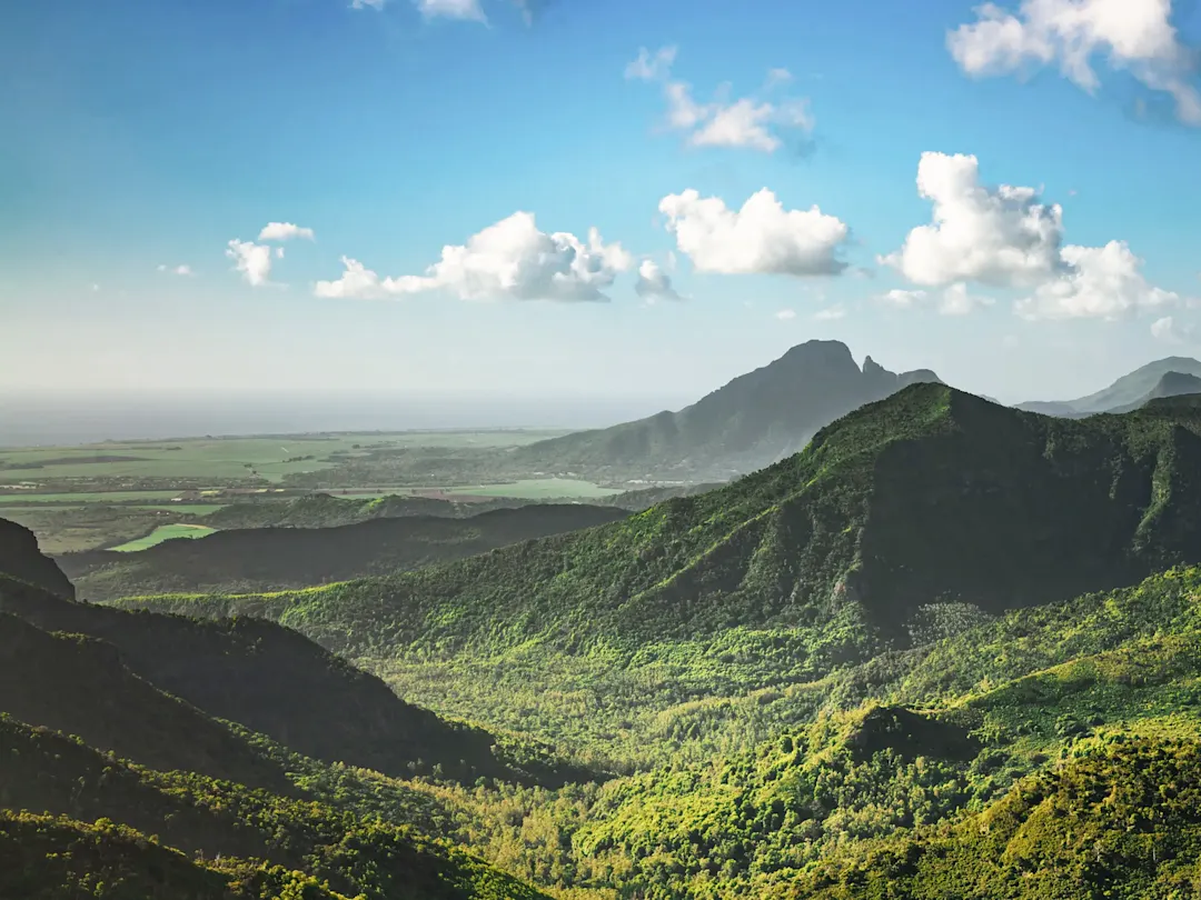 Mauritius, Berge Blick auf üppig bewachsene Berge mit dem Meer im Hintergrund. Mauritius.