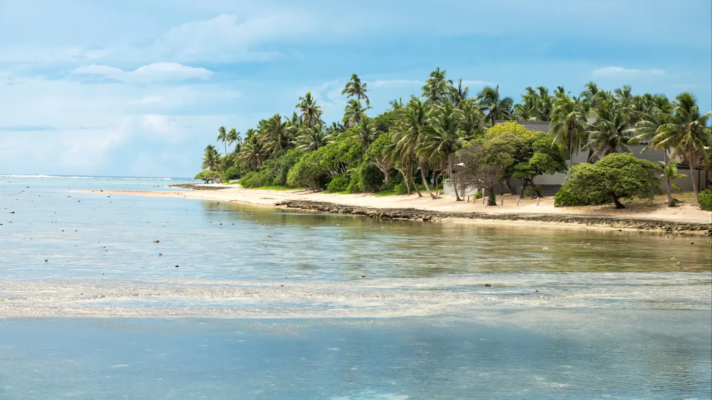 Suva, Zentral-Division, Fidschi Idyllischer Strand mit Palmen und klarem Wasser unter blauem Himmel. Suva, Zentral-Division, Fidschi.