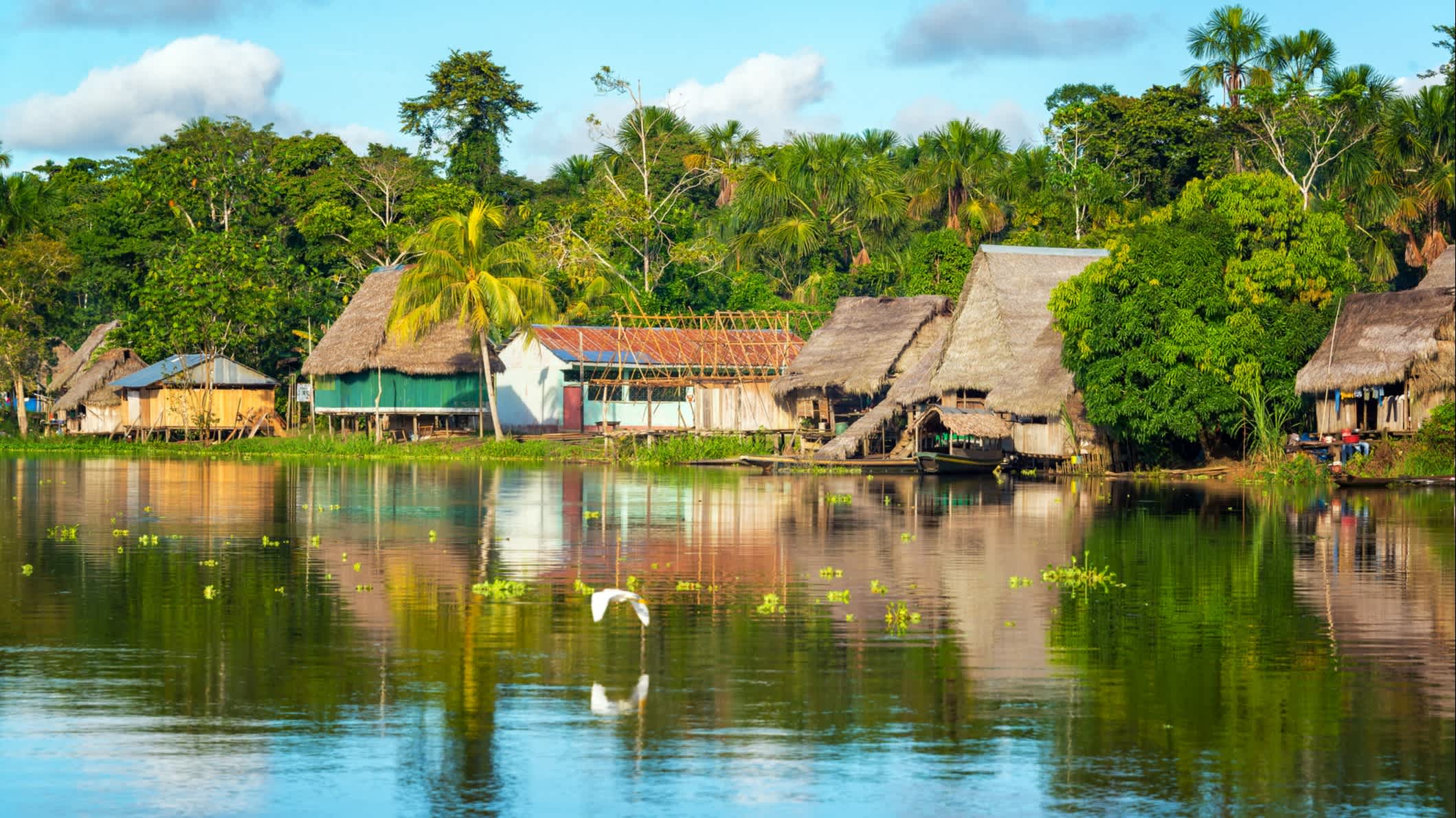 Blick auf ein kleines Dorf im Amazonas-Regenwald am Ufer des Flusses Yanayacu in Peru.