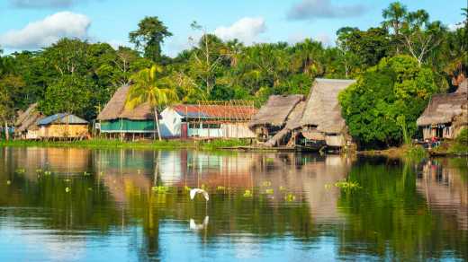 Vue d'un petit village de la forêt amazonienne sur les rives du fleuve Yanayacu au Pérou.