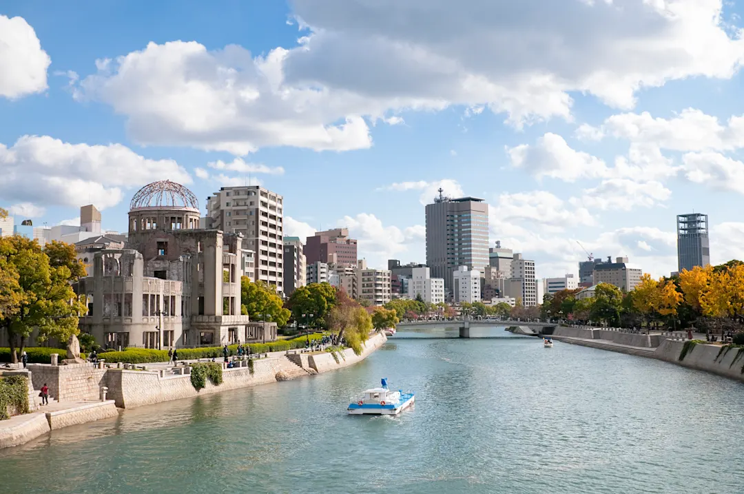 Herbstfarben entlang der Ufer des Ota im Zentrum von Hiroshima.