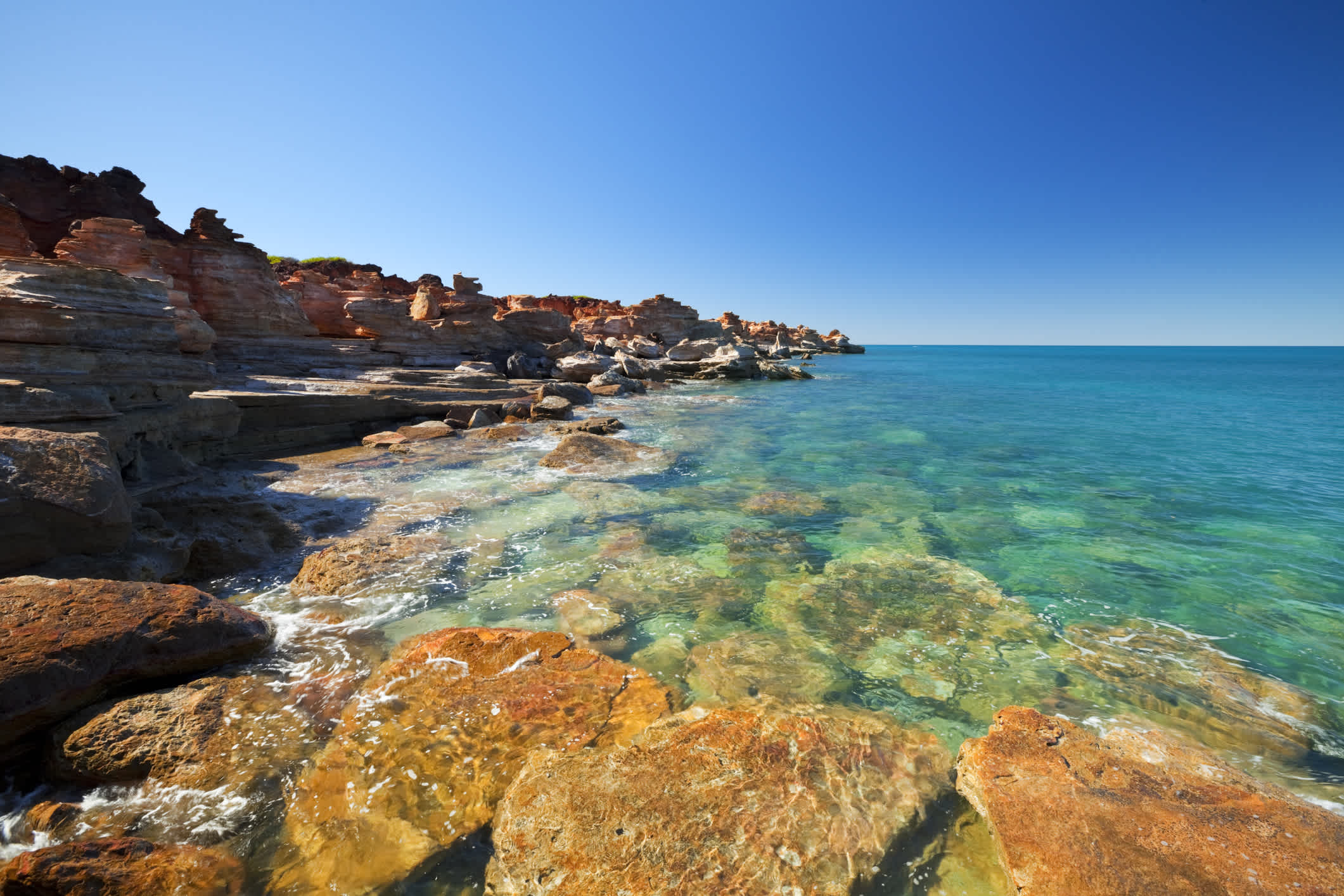 Rote Klippen im Gantheaume Point, dem Broome, Westaustralien 