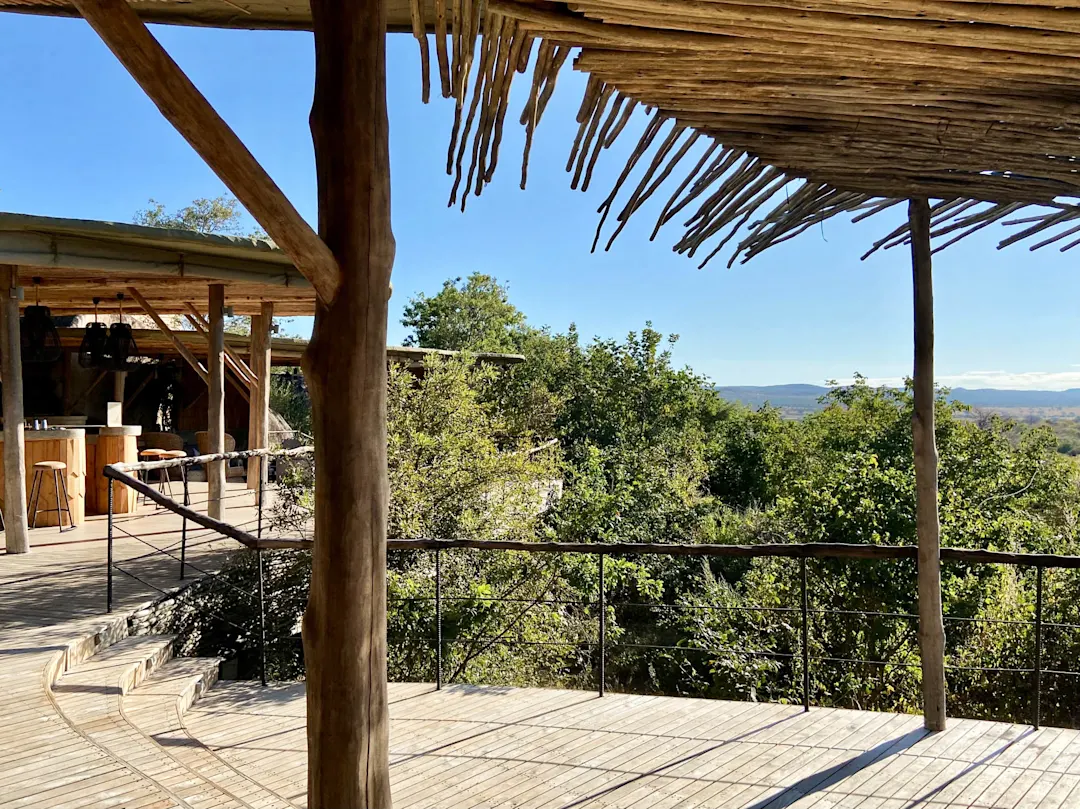 Terrasse einer Lodge in Tansania mit Blick auf die Natur