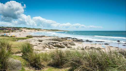 Aussicht auf die Küste in Punta del Diablo, Rocha, Uruguay