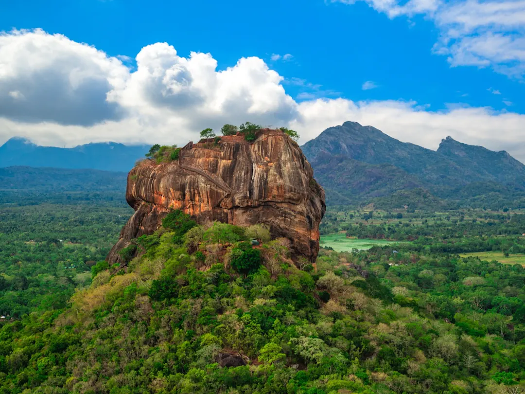 Sigiriya, auch bekannt als der Löwenfelsen, in Sri Lanka

