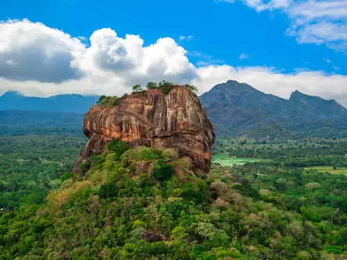 Sigiriya, auch bekannt als der Löwenfelsen, in Sri Lanka

