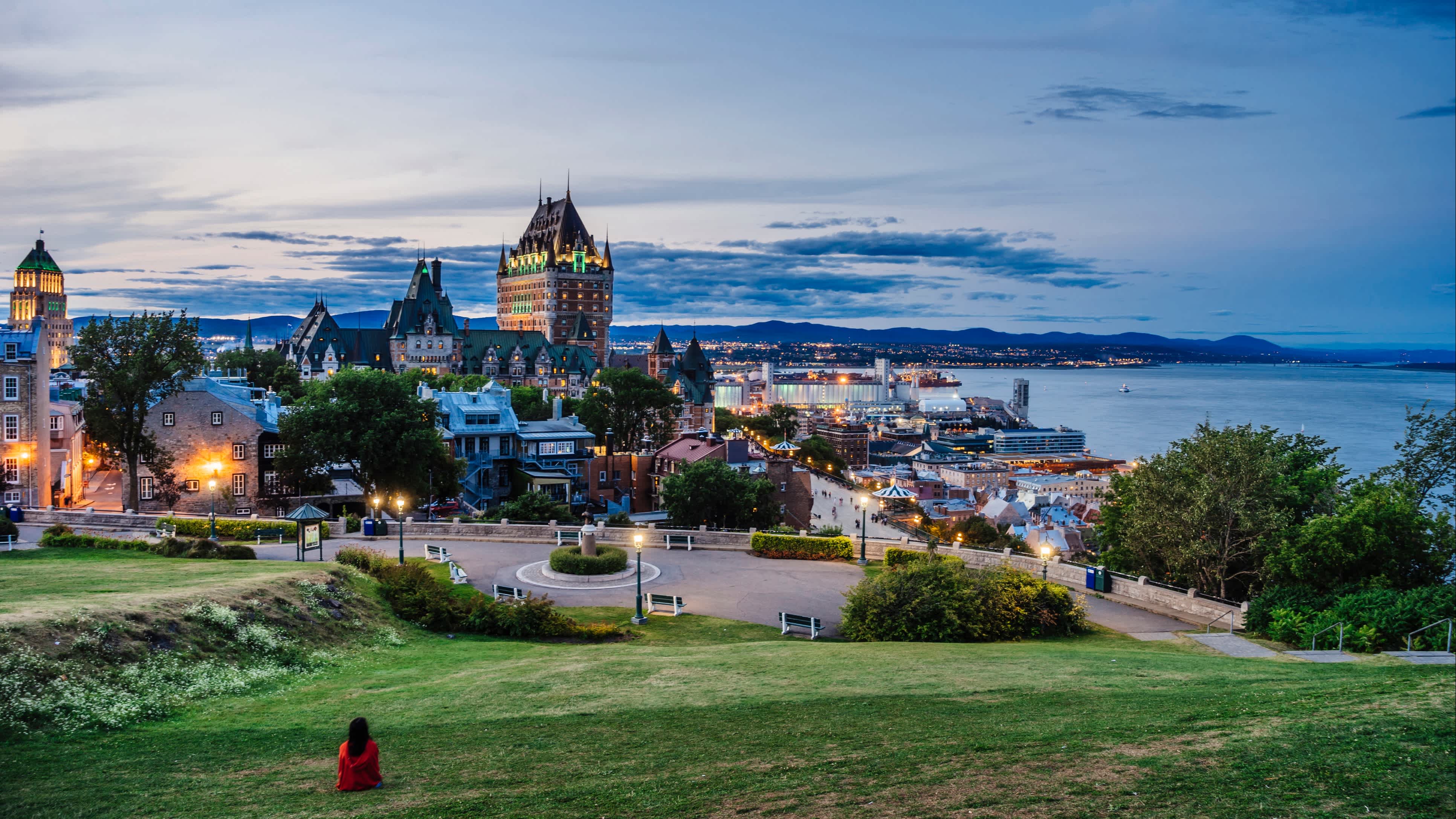 Vue sur Québec depuis la terrasse Pierre Dugua De Mons au coucher du soleil.