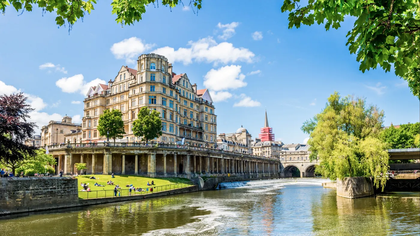 Bath, England, Vereinigtes Königreich Gebäude mit Säulen entlang des Flusses Avon in Bath. Bath, England, Vereinigtes Königreich.