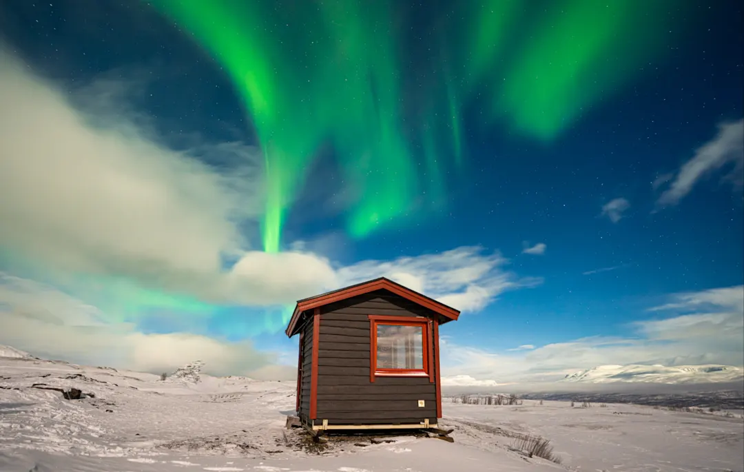 Hütte unter dem Nordlicht in Abisko, in Schwedisch-Lappland
