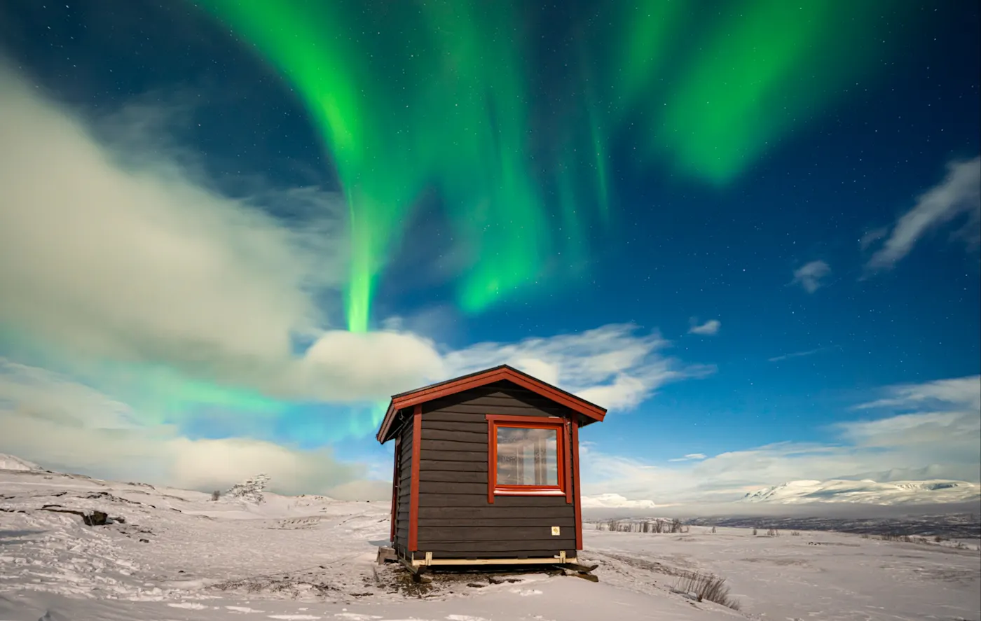 Cabin, aurora, Lappland, Schweden Hütte unter dem Nordlicht in Abisko, in Schwedisch-Lappland