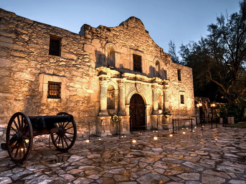 San Antonio, Texas, Vereinigte Staaten Das Alamo, eine historische Mission und Festung, bei Nacht beleuchtet. San Antonio, Texas, Vereinigte Staaten.