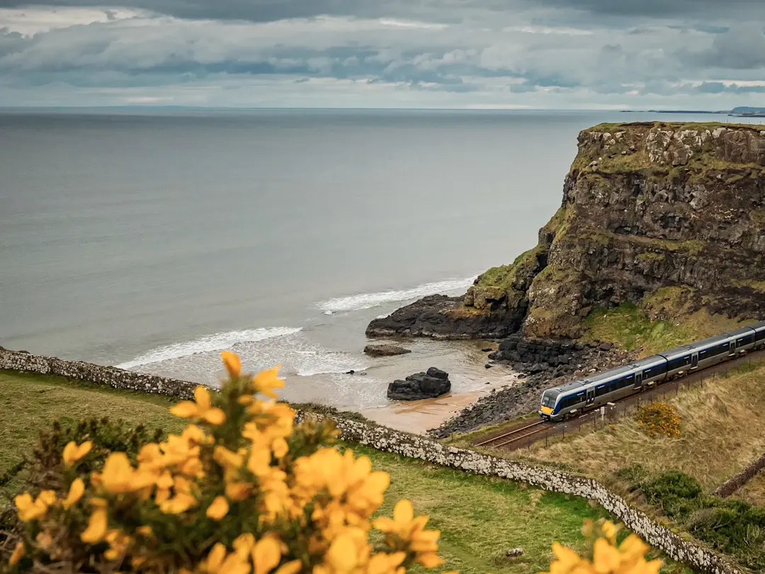 Irland, County Antrim Malerische Bahnstrecke entlang der Klippen mit Blick auf das Meer. County Antrim, Nordirland.