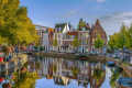 Blick auf die Grachten und typisch holländischen Häuser in der Stadt Leiden, die Sie während Ihrer Reise in die Niederlande entdecken können.
