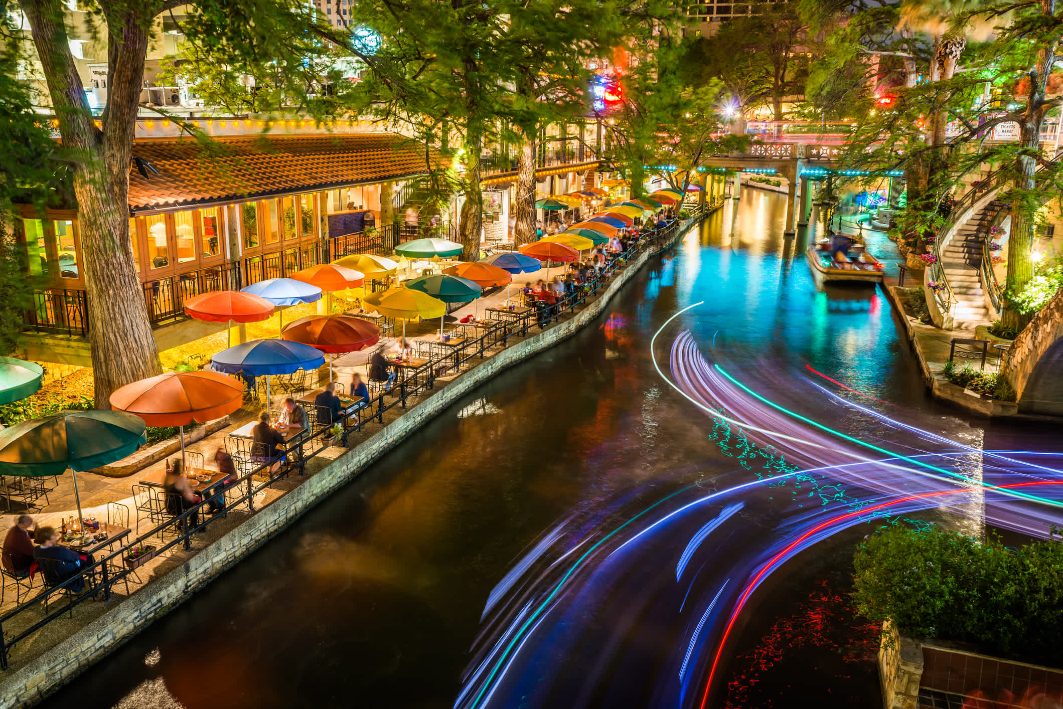 Riverwalk-Kanal bei Nacht in San Antonio, Texas.
