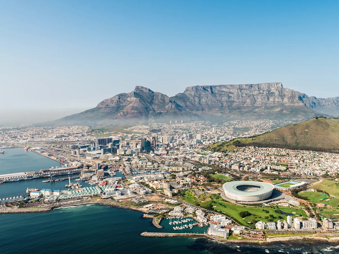 Südafrika, Westkap, Kapstadt, Luftaufnahme Luftaufnahme von Kapstadt mit Tafelberg und Stadion an der Küste. Kapstadt, Westkap, Südafrika.