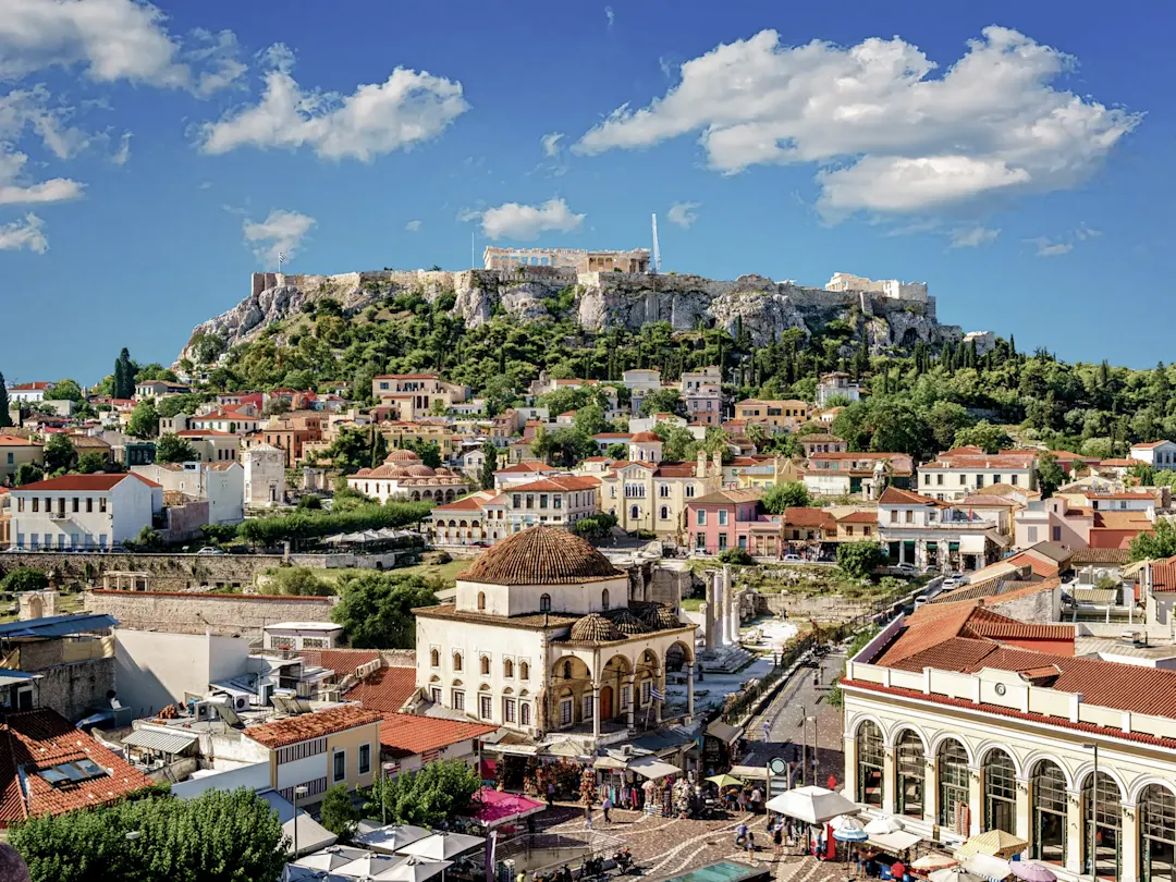 Historische Akropolis über den Dächern der Stadt. Athen, Attika, Griechenland.