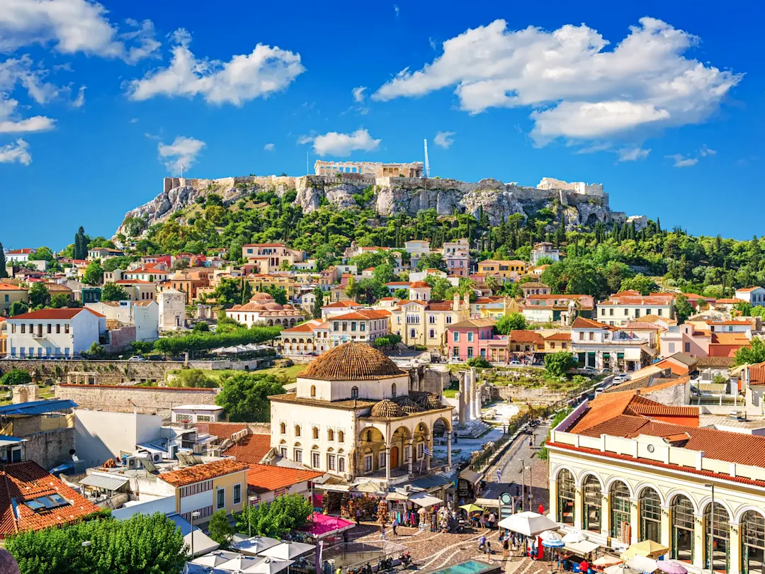 Historische Akropolis über den Dächern der Stadt. Athen, Attika, Griechenland.