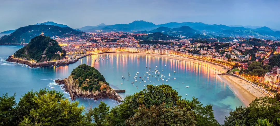 Panoramablick auf Donisti San Sebastian bei Sonnenuntergang. Baskenland, Spanien