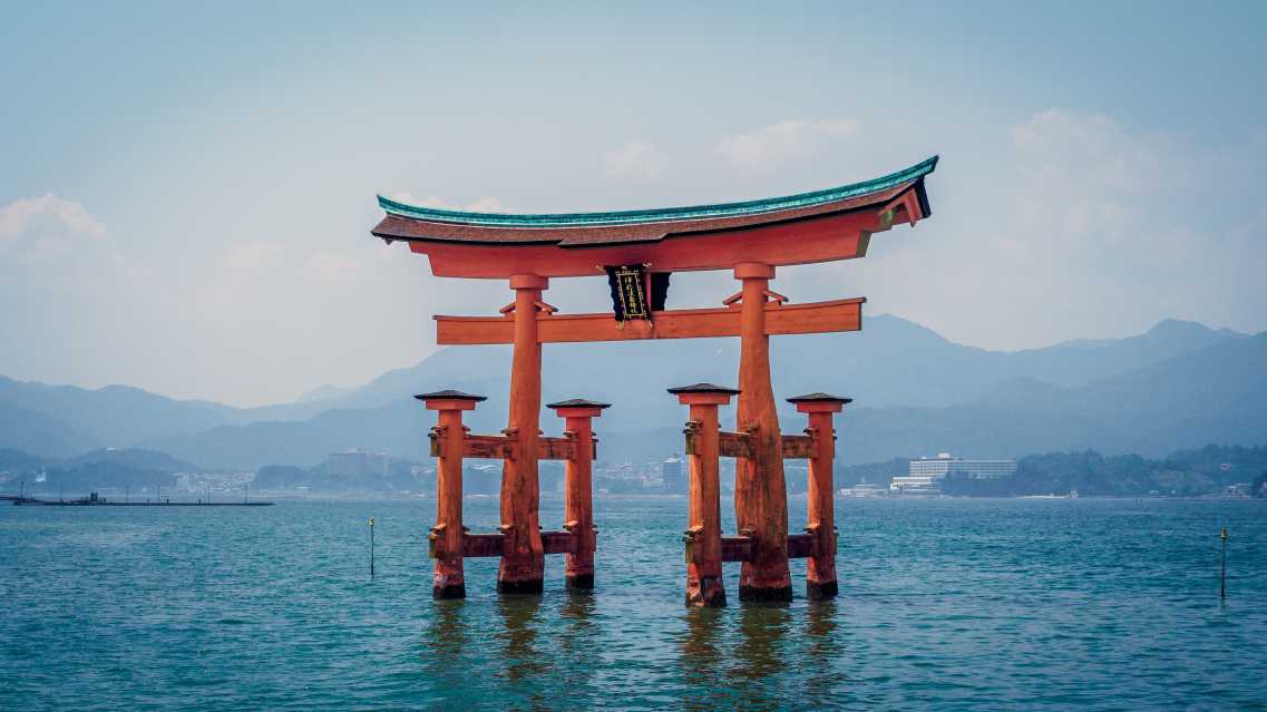 Arc en bis au milieu d'un lac au Japon