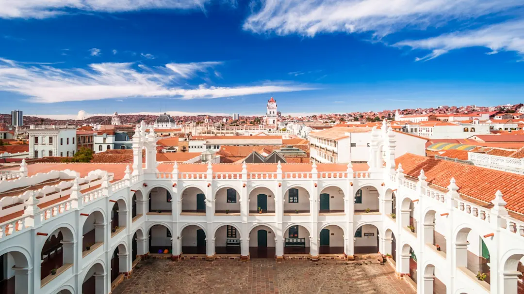 Sucre, Bolivien Innenhof eines kolonialen Gebäudes mit roten Ziegeldächern und Blick auf die Stadt in Sucre, Bolivien.