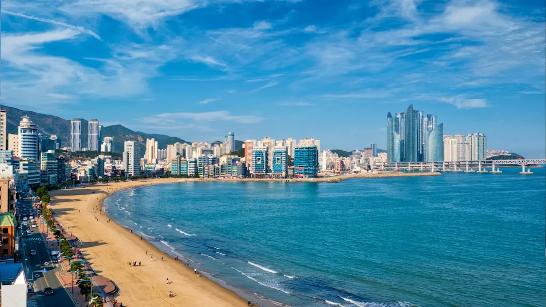 Südkorea, Busan, Gwangalli Beach Sandstrand in Busan mit Hochhäusern im Hintergrund