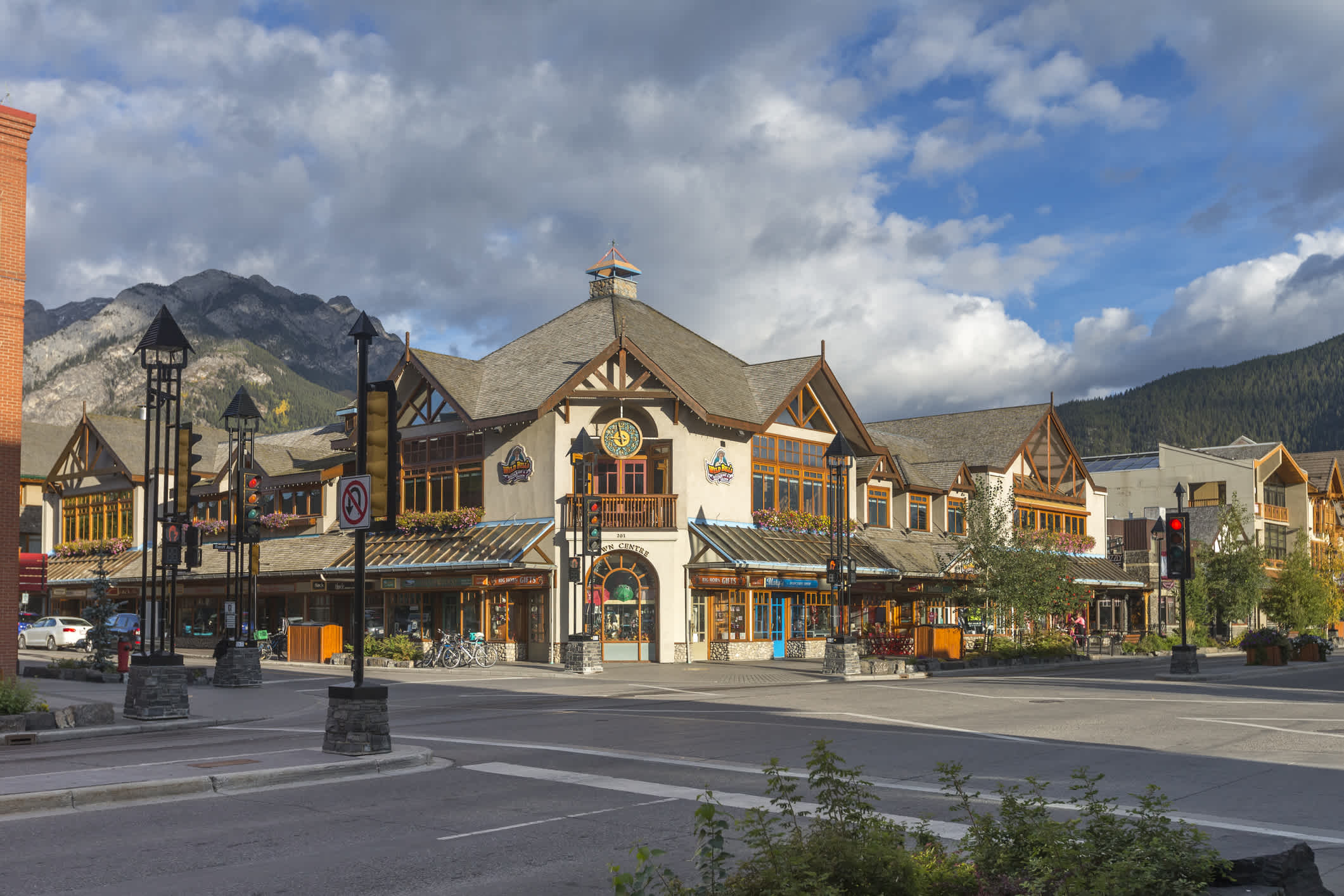 Die schöne Altstadt von Banff als Knotenpunkt des Banff Nationalparks.