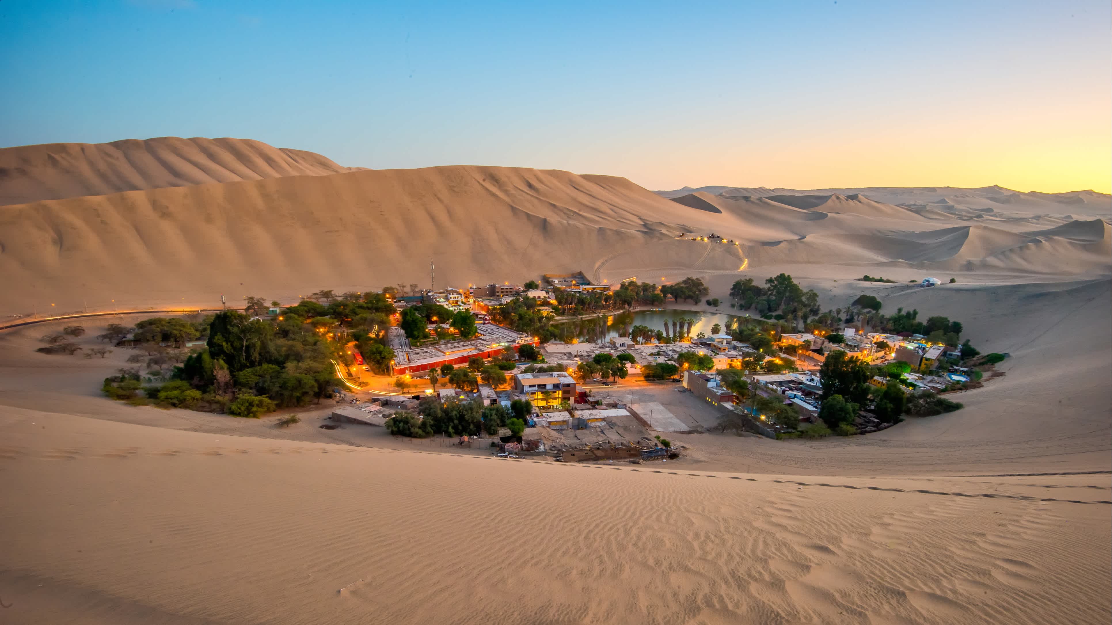 Die Oasenstadt Huachina in Peru