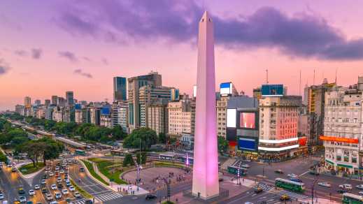 Vue aérienne sur la Plaza de la Republica et son obélisque au coucher du soleil. Un stop incontournable pendant votre voyage à Buenos Aires, Argentine