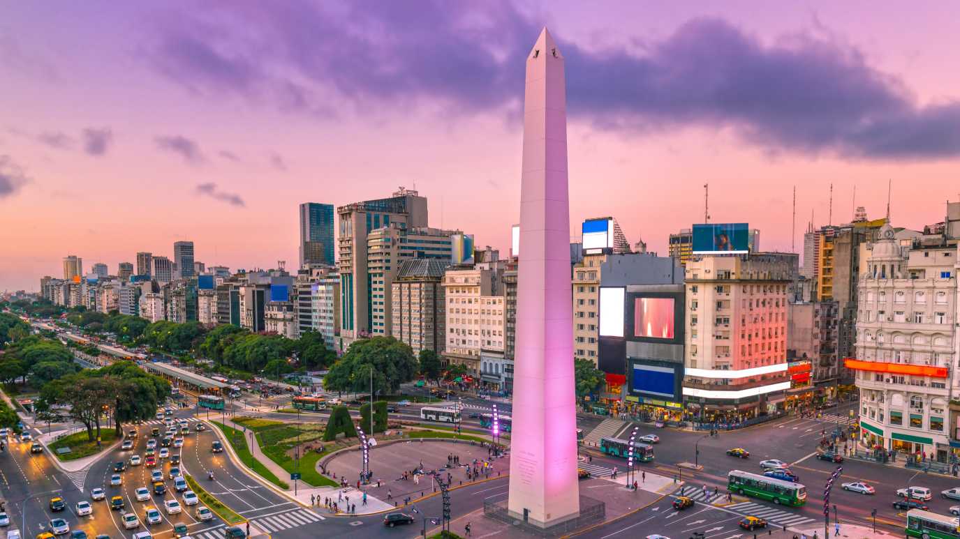Angestrahlter Obelisk auf dem Plaza de la República in Buenos Aires Argentinien