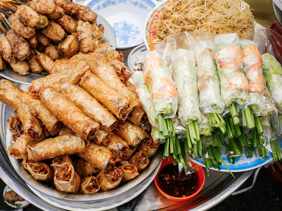 Frische vietnamesische Sommerrollen und frittierte Frühlingsrollen an einem Streetfood-Stand. Hanoi, Vietnam.