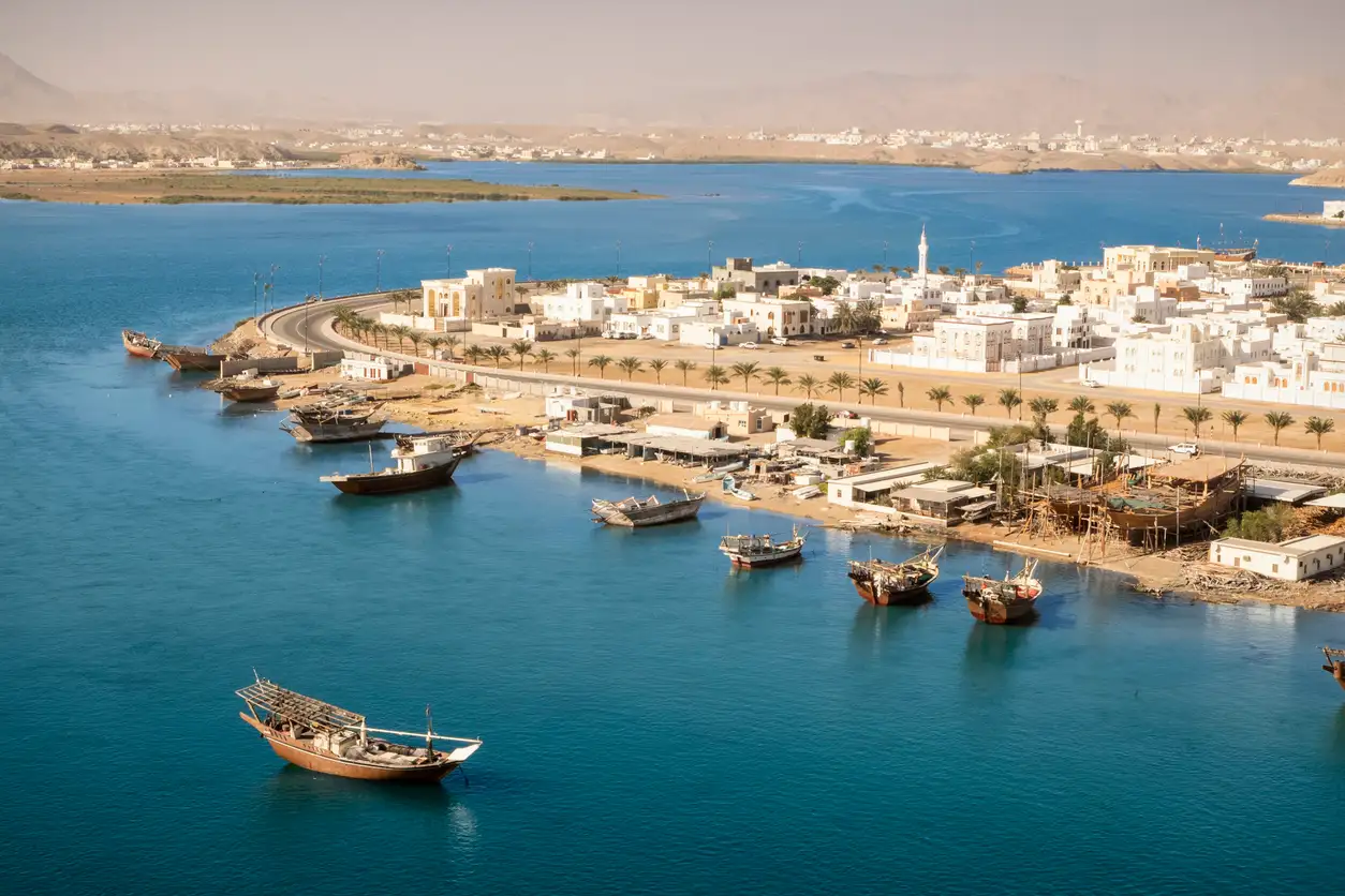 Ansicht von der Stadtküste mit traditionellen hölzernen Dhau-Schiffe, Sur, Oman.