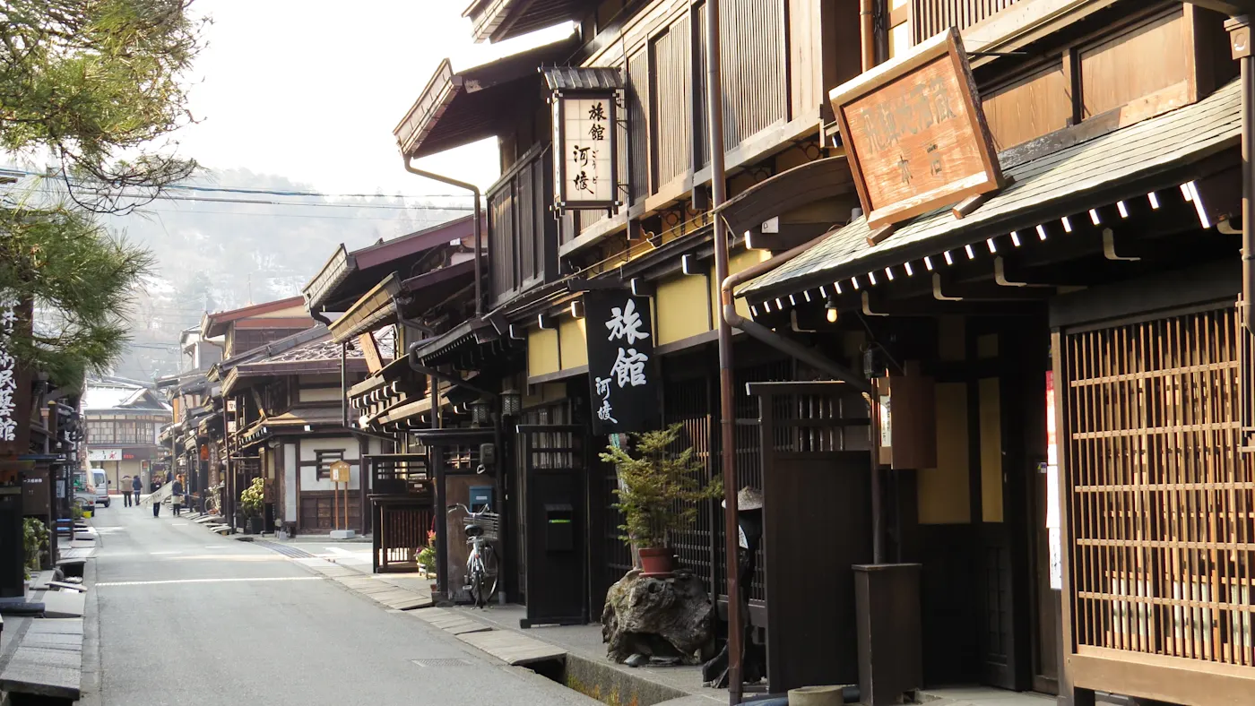 Takayama, Gifu, Japan Traditionelle Holzhäuser in einer historischen Straße in Takayama. Takayama, Gifu, Japan.