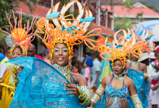 Danseuses en train de défiler dans les rues de Victoria pendant le carnaval créole annuel de la ville aux Seychelles.