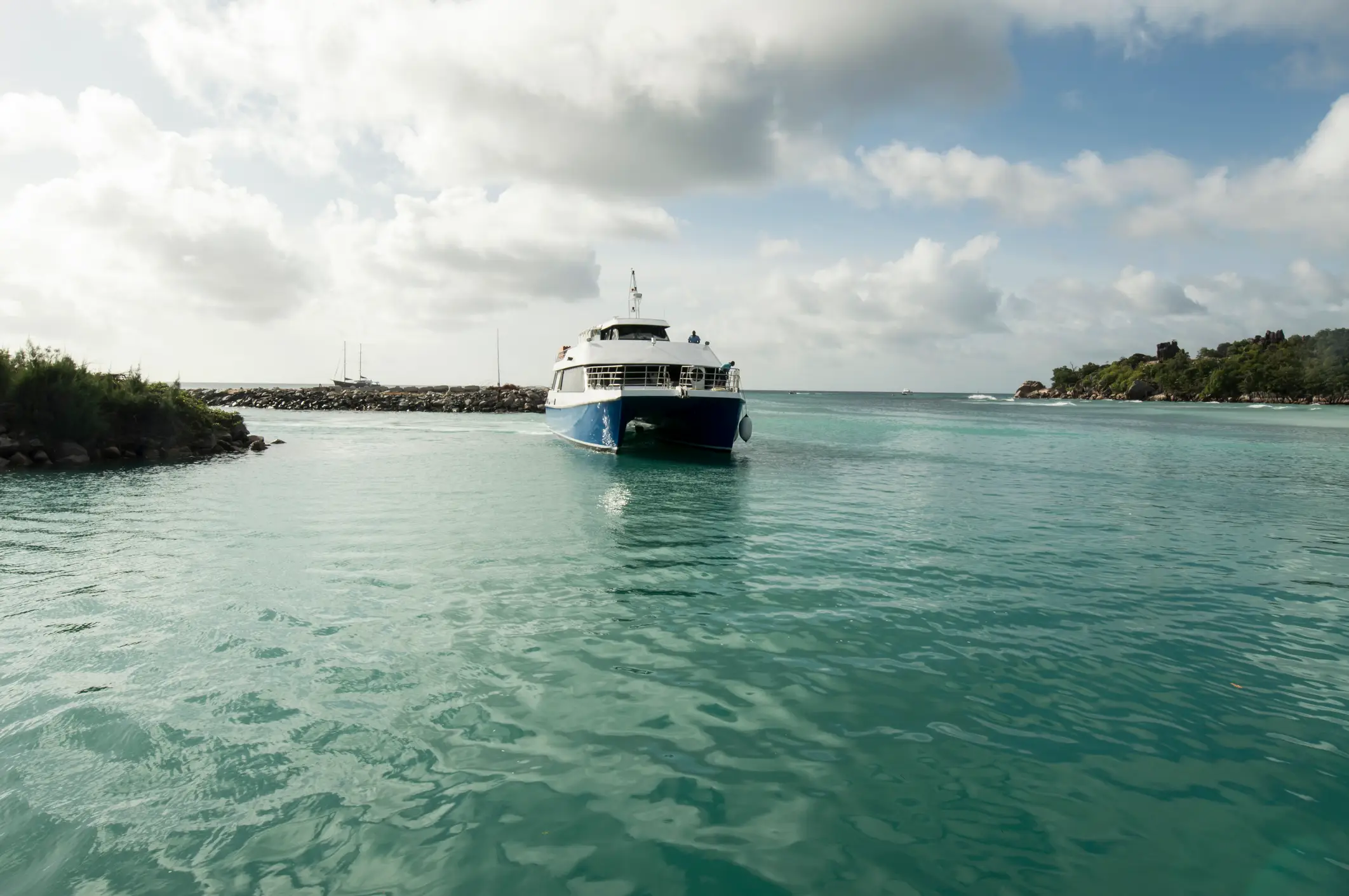 Fähre, La Digue, Seychellen Bild aufgenommen im Hafen der Insel La Digue, Seychellen. Diese Fähre fährt stündlich von Praslin nach la Digue und umgekehrt.