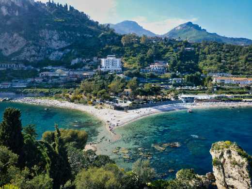 Während eines Taormina Urlaubs unbedingt einen Ausflug auf Insel Isola Bella einplanen