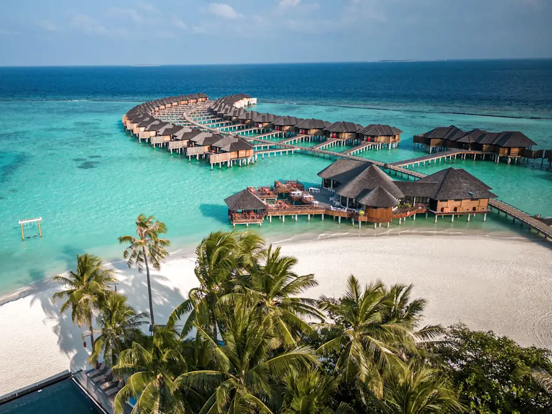 Luxuriöse Wasserbungalows auf türkisblauem Wasser mit weißem Sandstrand. Malediven.