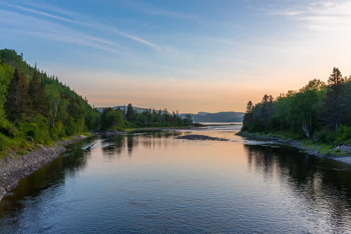 Découvrez Saint-Félicien et explorez sa région et espaces naturels comme ici avec la rivière Ste-Marguerite, pendant votre voyage au Québec