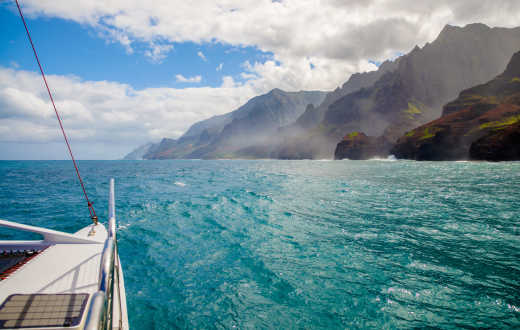 Das kristallklare Meer und die steilen Felsküsten vor Hawaiis Insel Kauai