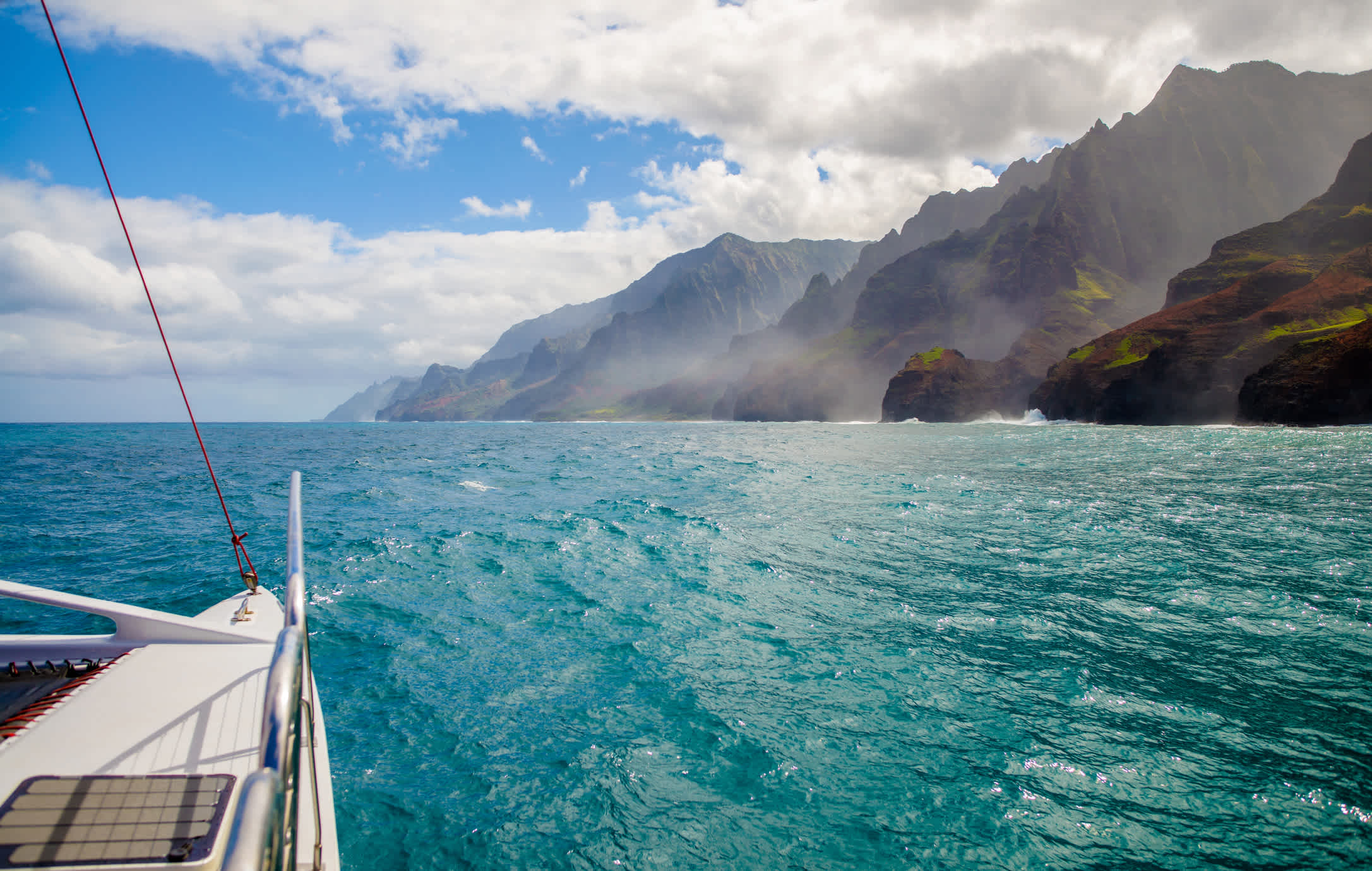 Naviguer sur la mer cristalline et les côtes rocheuses abruptes de l'île hawaïenne de Kauai