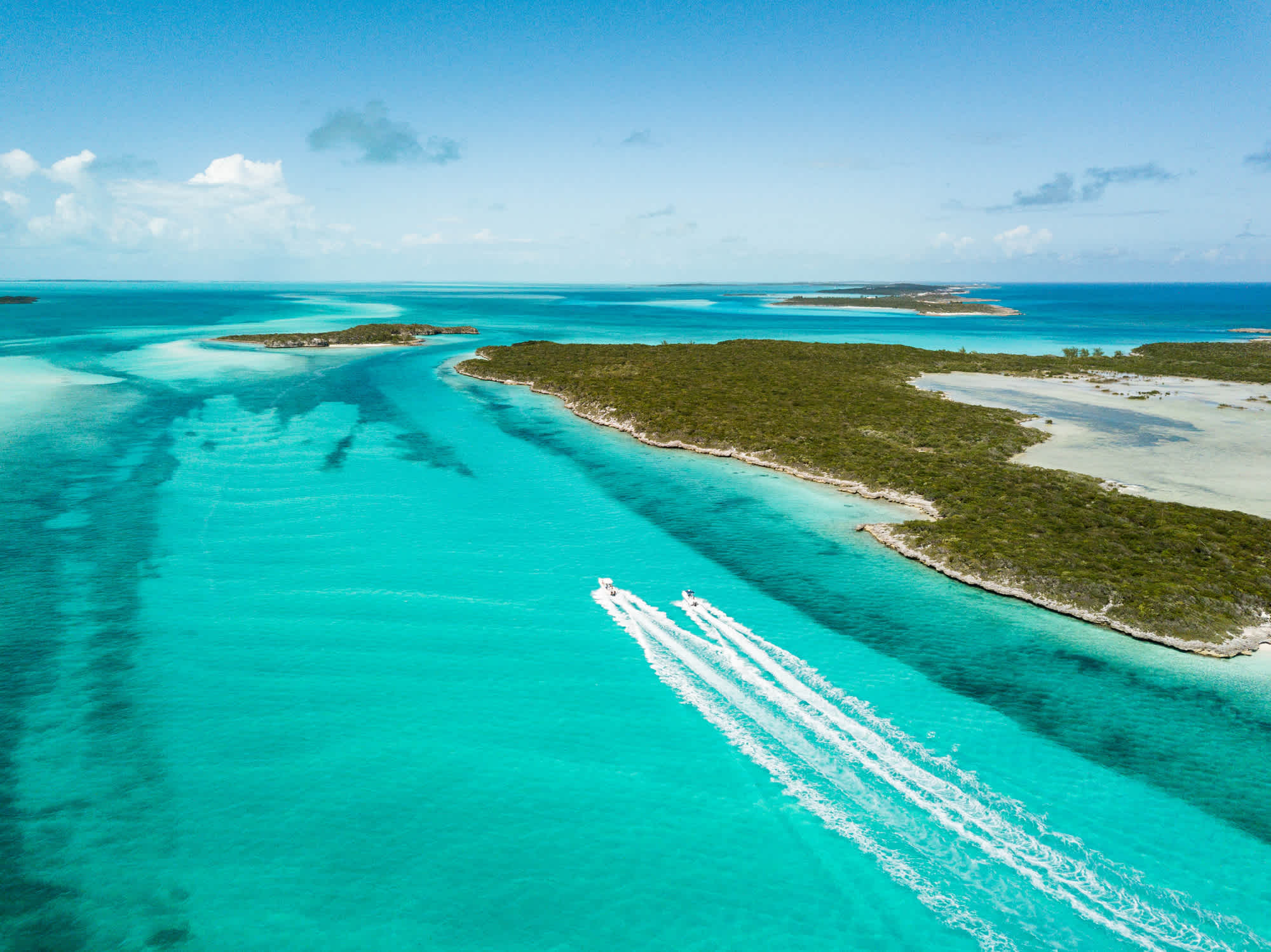 Découvrez des plages paradisiaques pendant votre voyage aux Caraïbes comme la baie d'Exuma aux Bahamas.