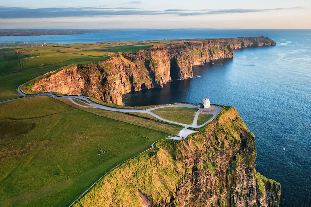 Luftlandschaft mit den Cliffs of Moher in der Grafschaft Clare, Irland.