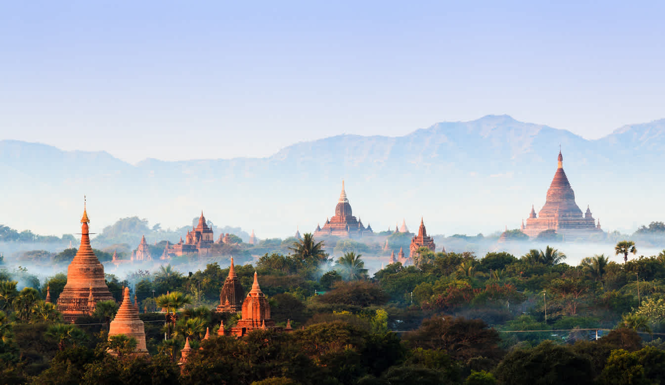 Découvrez la zone archéologique de Bagan pendant votre voyage en Myanmar où plus de 2 000 pagodes anciennes vous attendent.